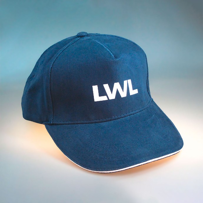 Kappe mit Aufdruck LWL-Kürzel (vergrößerte Bildansicht wird geöffnet)