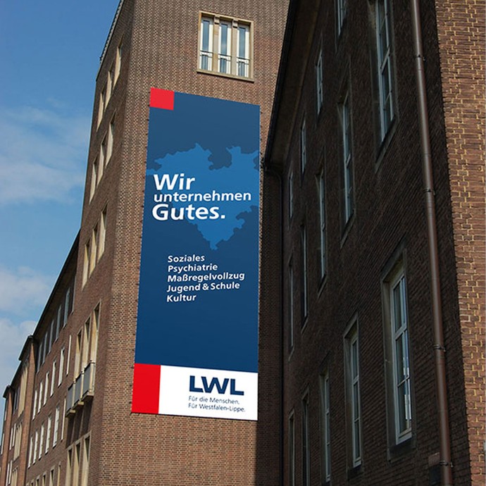 LWL-Fassadenbanner am LWL-Landeshaus mit Slogan "Wir unternehmen Gutes." (vergrößerte Bildansicht wird geöffnet)