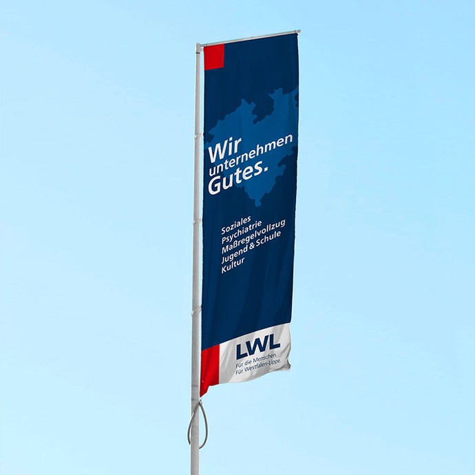 Ausschnitt einer LWL-Flagge mit dem Slogan "Wir unternehmen Gutes." (vergrößerte Bildansicht wird geöffnet)