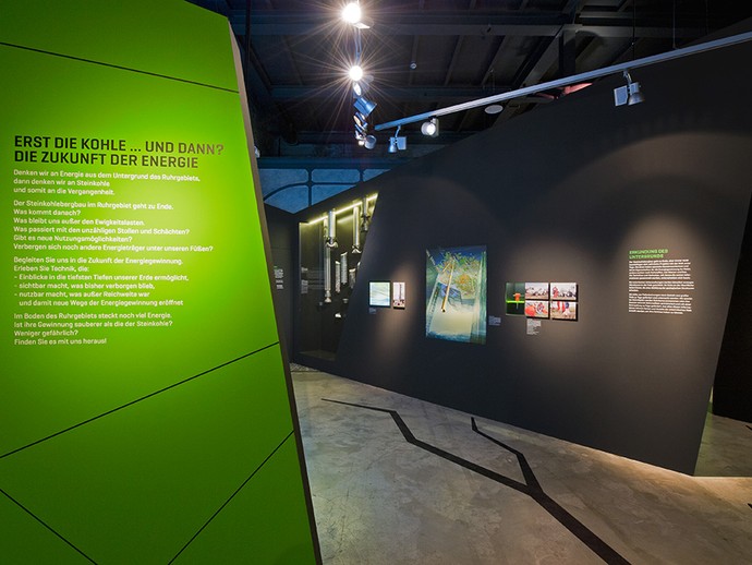 Ausstellung „Über Unterwelten“: A-Text (links), C-Text (Mitte) und B-Text (rechts) (öffnet vergrößerte Bildansicht)