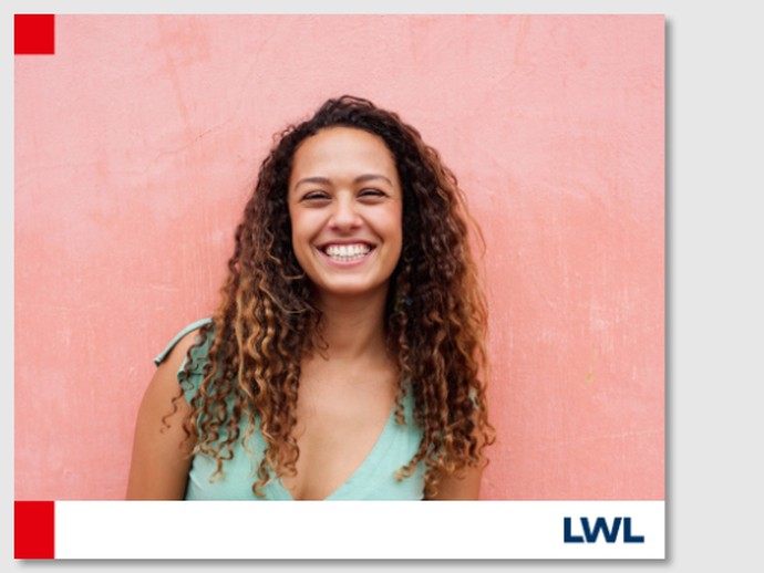 Facebook Beitrag: Bild – Kampagne. Großes Foto mit einer lächelnden Frau. Rahmenlayout mit roten Ecken und LWL-Logo. (öffnet vergrößerte Bildansicht)