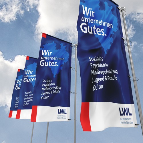 Mehrere LWL-Flaggen mit dem Slogan "Wir unternehmen Gutes" vor blauem Himmel mit Wolken.