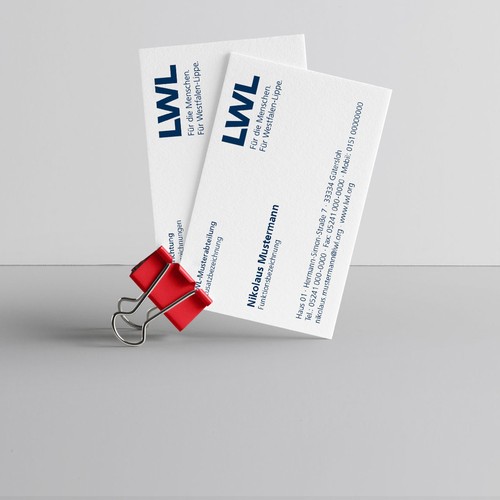 Zwei Beispiel-Visitenkarten im LWL-Corporate Design, die mit einer Klammer zusammengehalten werden.
