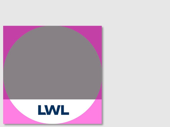 Facebook Beitrag: Bild – Standard. Formatfüllendes Foto einer lächelnden Frau mit LWL-Logo. (öffnet vergrößerte Bildansicht)