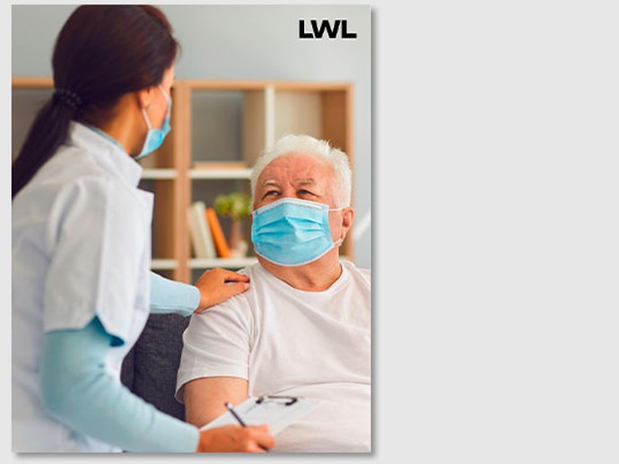 Facebook Beitrag: Bild mit Logo – Hochformat. Formatfüllendes Foto einer Pflegerin mit Patient mit LWL-Logo. (öffnet vergrößerte Bildansicht)